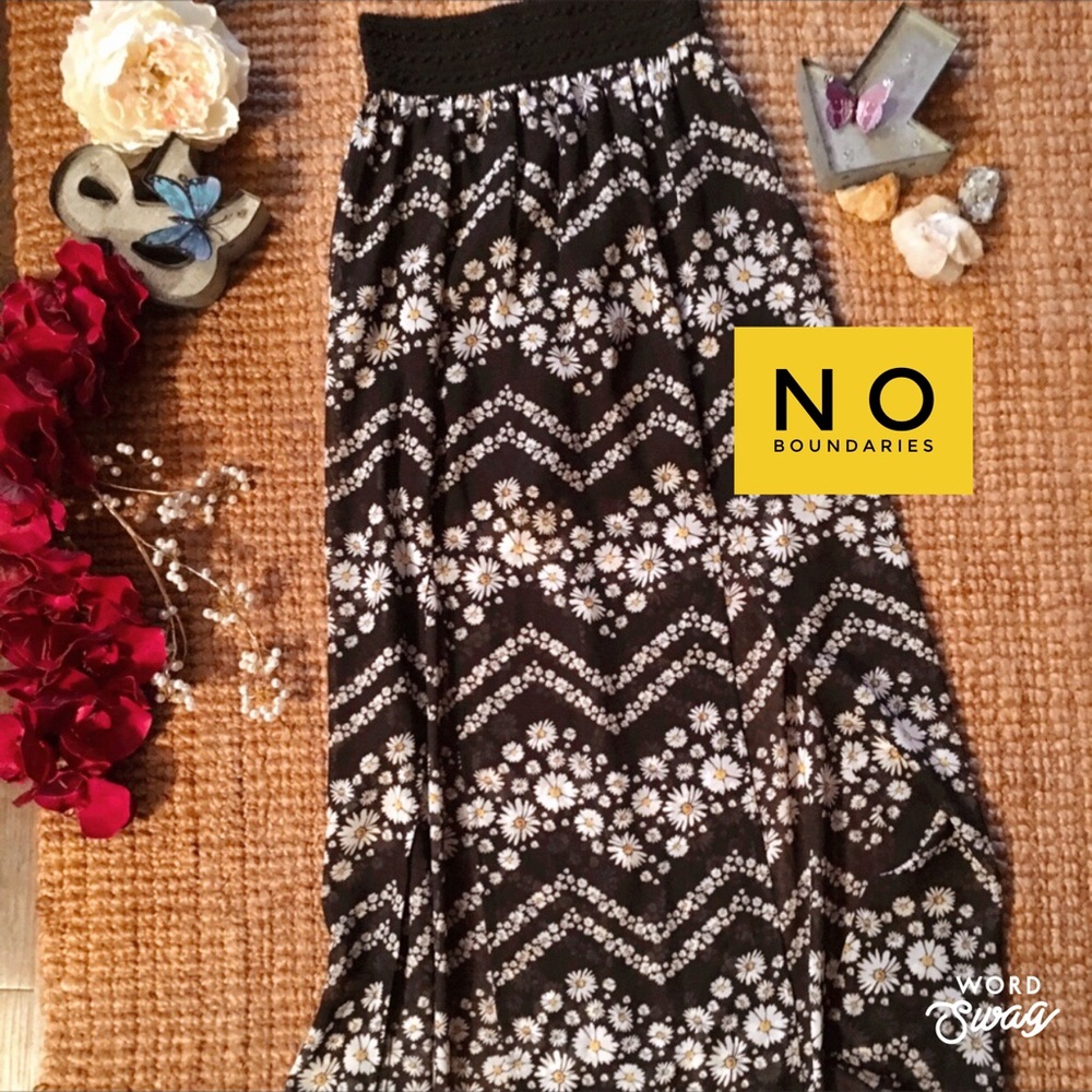 🌸Maxi Black and White Daisy Skirt
